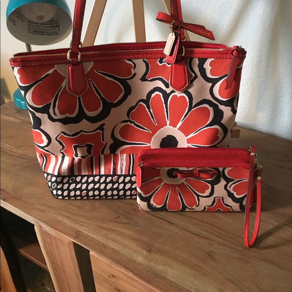 Coach Handbags - Host Pick 😊Coach Poppy floral scarf print